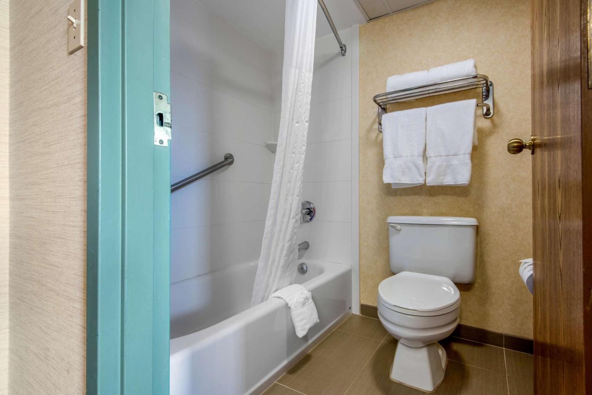 Quality Inn & Suites Mansfield Exteriör bild