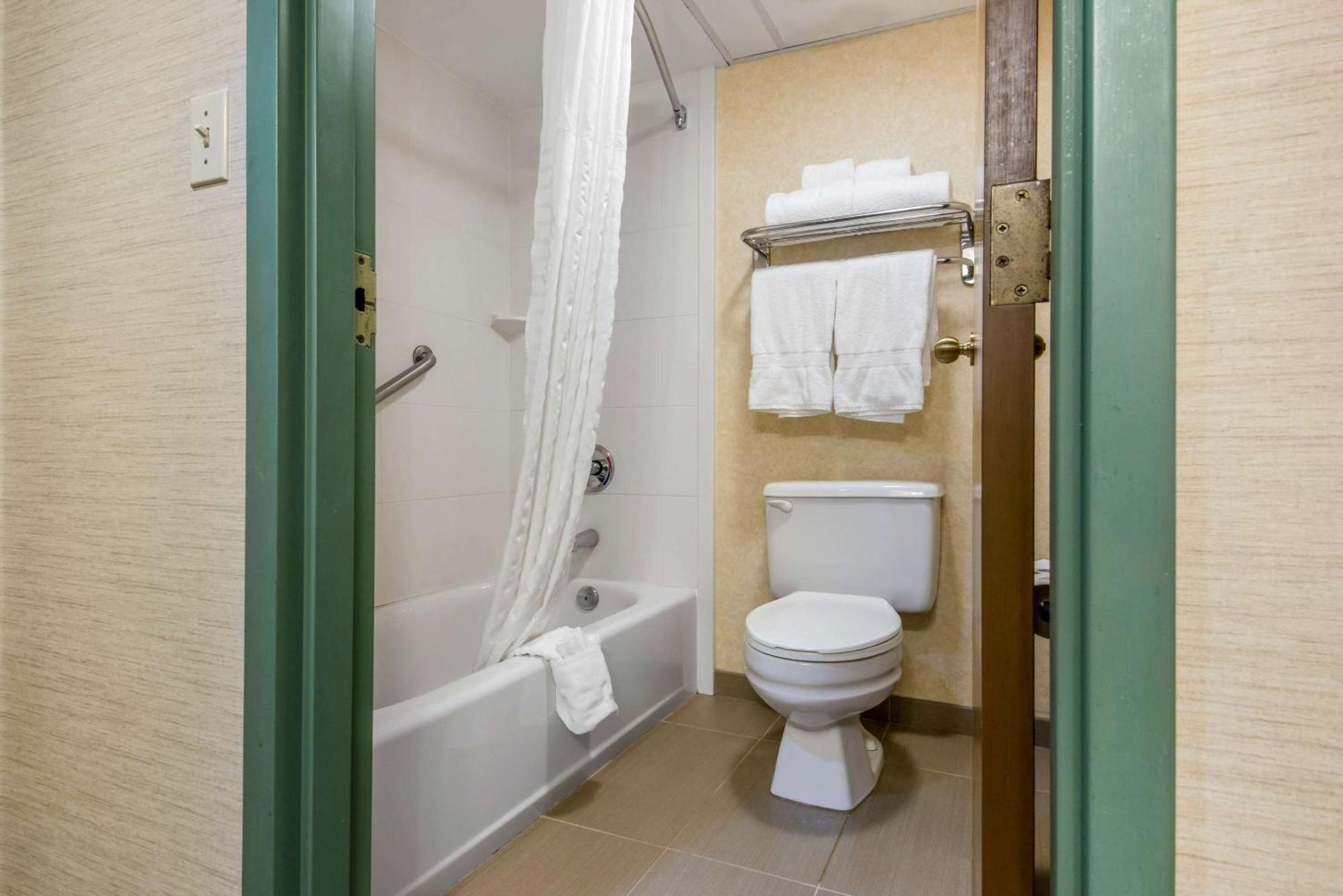 Quality Inn & Suites Mansfield Exteriör bild